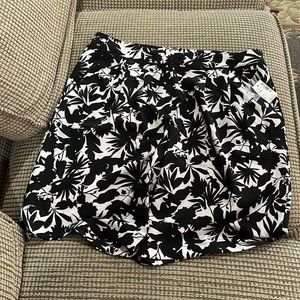 Reitmans black white floral skirt (sz 9)